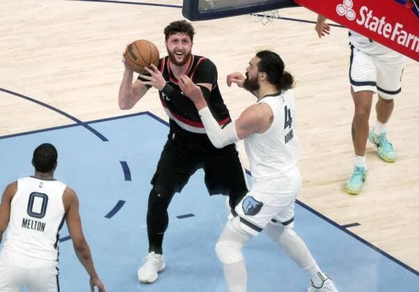 Portland Trailblazers Jusuf Nurkic, (C-L), shoots a basket as Memphis Grizzlies Steven Adams (C-R) defends in the first half of an NBA, Basketball Herren, USA game at FedEx Forum in Memphis, Tennessee, USA, 16, February 2022. Portland Trailblazers at Memphis Grizzlies !ACHTUNG: NUR REDAKTIONELLE NUTZUNG!  Copyright: xKARENxPULFERxFOCHTx AME6404 20220217-577896ddf37961bd12fc0e0c2dc26be850b4d098