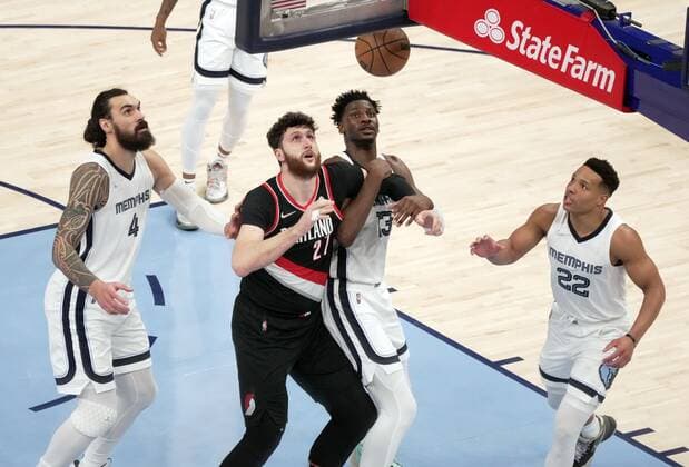 Portland Trailblazers Jusuf Nurkic, (27), goes for a rebound with Memphis Grizzlies Jaren Jackson Jr. (13 ) defends in the first half of an NBA, Basketball Herren, USA game at FedEx Forum in Memphis, Tennessee, USA, 16, February 2022. Portland Trailblazers at Memphis Grizzlies !ACHTUNG: NUR REDAKTIONELLE NUTZUNG!  Copyright: xKARENxPULFERxFOCHTx AME6405 20220217-82dd41814b3552410928da144fc0d1de67a24106