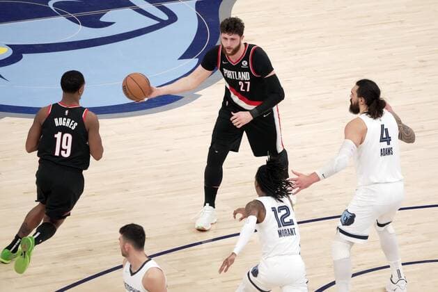 Portland Trailblazers Jusuf Nurkic, (27), hands off the ball to Elijah Hughes (19 ) as Memphis Grizzlies Steven Adams (4) defends in the first half of an NBA, Basketball Herren, USA game at FedEx Forum in Memphis, Tennessee, USA, 16, February 2022. Portland Trailblazers at Memphis Grizzlies !ACHTUNG: NUR REDAKTIONELLE NUTZUNG!  Copyright: xKARENxPULFERxFOCHTx AME6408 20220217-451a45dc4094339decb0dc71f8d29df2de51fc3c