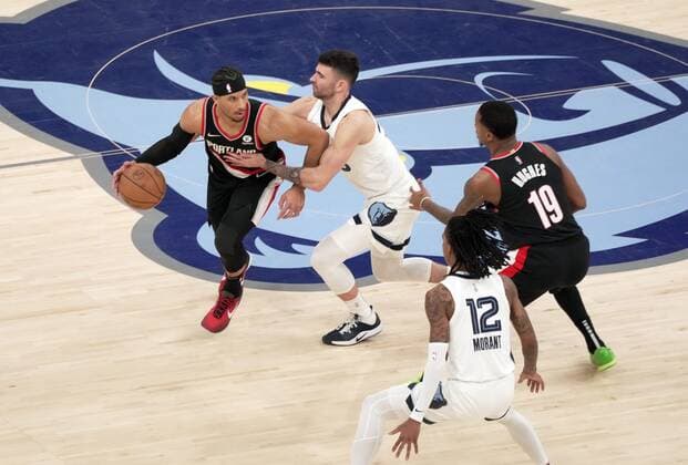 Portland Trailblazers Josh Hart (11) looks to pass as Memphis John Konchar (46) defends in the first half of an NBA, Basketball Herren, USA game at FedEx Forum in Memphis, Tennessee, USA, 16, February 2022. Portland Trailblazers at Memphis Grizzlies !ACHTUNG: NUR REDAKTIONELLE NUTZUNG!  Copyright: xKARENxPULFERxFOCHTx AME6409 20220217-b7cf806c9484c510ee4f8968b360947e01118139