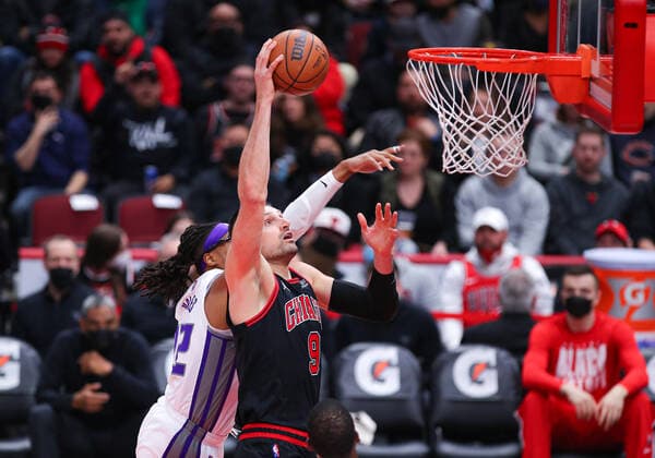 CHICAGO, IL - FEBRUARY 16: Chicago Bulls center Nikola Vucevic (9) drives to the basket in action during a NBA, Basketball Herren, USA game between the Sacramento Kings and the Chicago Bulls on February 16, 2022 at the United Center in Chicago, IL. (Photo by Melissa Tamez Icon Sportswire) NBA: FEB 16 Kings at Bulls Icon22021606