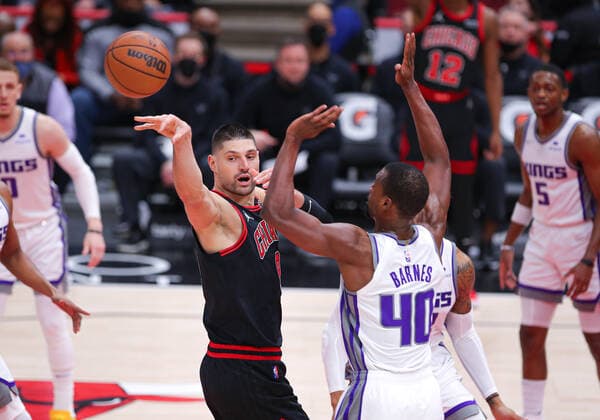 CHICAGO, IL - FEBRUARY 16: Chicago Bulls center Nikola Vucevic (9) passes the ball in action during a NBA, Basketball Herren, USA game between the Sacramento Kings and the Chicago Bulls on February 16, 2022 at the United Center in Chicago, IL. (Photo by Melissa Tamez Icon Sportswire) NBA: FEB 16 Kings at Bulls Icon22021605