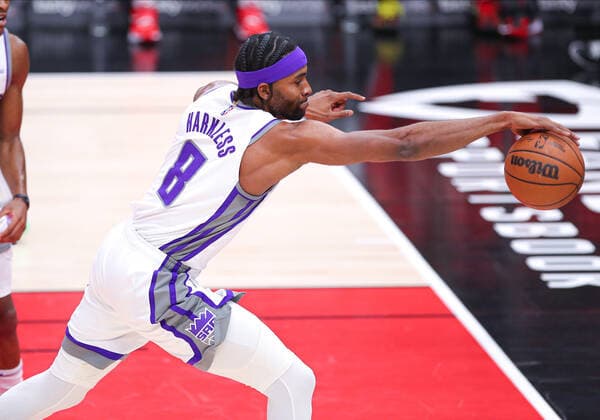 CHICAGO, IL - FEBRUARY 16: Sacramento Kings forward Justin Holiday (8) grabs the ball before it goes out of bounds during a NBA, Basketball Herren, USA game between the Sacramento Kings and the Chicago Bulls on February 16, 2022 at the United Center in Chicago, IL. (Photo by Melissa Tamez Icon Sportswire) NBA: FEB 16 Kings at Bulls Icon22021608