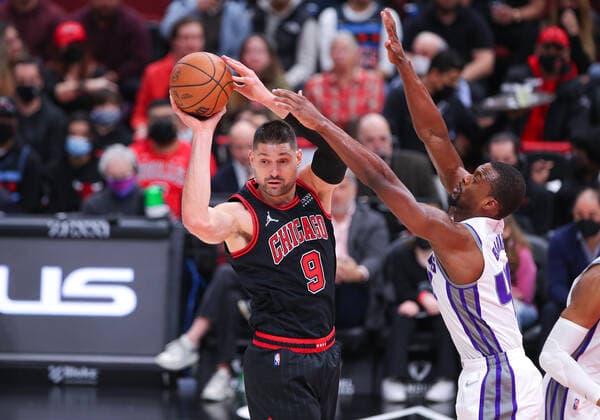 CHICAGO, IL - FEBRUARY 16: Sacramento Kings forward Harrison Barnes (40) guards Chicago Bulls center Nikola Vucevic (9) in action during a NBA, Basketball Herren, USA game between the Sacramento Kings and the Chicago Bulls on February 16, 2022 at the United Center in Chicago, IL. (Photo by Melissa Tamez Icon Sportswire) NBA: FEB 16 Kings at Bulls Icon22021609