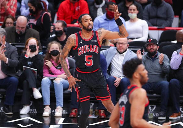 CHICAGO, IL - FEBRUARY 16: Chicago Bulls forward Derrick Jones Jr. (5) holds up three fingers after making a three point basket during a NBA, Basketball Herren, USA game between the Sacramento Kings and the Chicago Bulls on February 16, 2022 at the United Center in Chicago, IL. (Photo by Melissa Tamez Icon Sportswire) NBA: FEB 16 Kings at Bulls Icon22021612