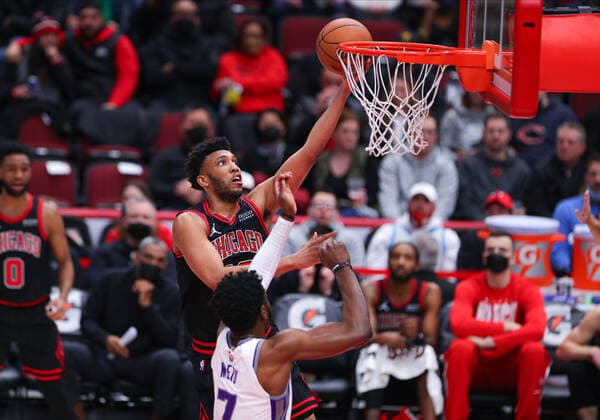 CHICAGO, IL - FEBRUARY 16: Chicago Bulls center Tony Bradley (13) drives to the basket for a layup during a NBA, Basketball Herren, USA game between the Sacramento Kings and the Chicago Bulls on February 16, 2022 at the United Center in Chicago, IL. (Photo by Melissa Tamez Icon Sportswire) NBA: FEB 16 Kings at Bulls Icon22021613
