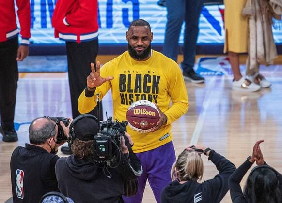 LeBron James 6 of the Los Angeles Lakers is recognized for participating in his 18th All-Star game during the NBA, Basketball Herren, USA home between Los Angeles Lakers and Utah Jazz, at Crypto.com Arena in Los Angeles, California, United States, 16 February 2022. Los Angeles Lakers vs. Utah Jazz !ACHTUNG: NUR REDAKTIONELLE NUTZUNG!  Copyright: xJavierxRojasx AME6428 20220217-4b77995bf00196e62ff7c2dcd115cb0a1fcba484