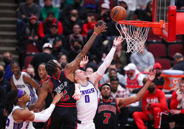 CHICAGO, IL - FEBRUARY 16: Sacramento Kings guard Donte DiVincenzo (0) drives to the basket for a layup during a NBA, Basketball Herren, USA game between the Sacramento Kings and the Chicago Bulls on February 16, 2022 at the United Center in Chicago, IL. (Photo by Melissa Tamez Icon Sportswire) NBA: FEB 16 Kings at Bulls Icon22021624