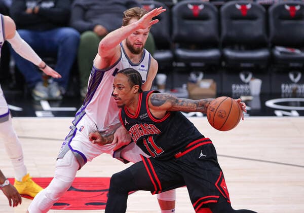 CHICAGO, IL - FEBRUARY 16: Sacramento Kings Center Domantas Sabonis (10) posts up against Chicago Bulls forward DeMar DeRozan (11) during a NBA, Basketball Herren, USA game between the Sacramento Kings and the Chicago Bulls on February 16, 2022 at the United Center in Chicago, IL. (Photo by Melissa Tamez Icon Sportswire) NBA: FEB 16 Kings at Bulls Icon22021626