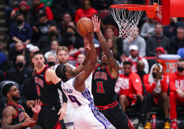 CHICAGO, IL - FEBRUARY 16: Chicago Bulls forward DeMar DeRozan (11) and Sacramento Kings Guard Justin Holiday (9) in action during a NBA, Basketball Herren, USA game between the Sacramento Kings and the Chicago Bulls on February 16, 2022 at the United Center in Chicago, IL. (Photo by Melissa Tamez Icon Sportswire) NBA: FEB 16 Kings at Bulls Icon22021632
