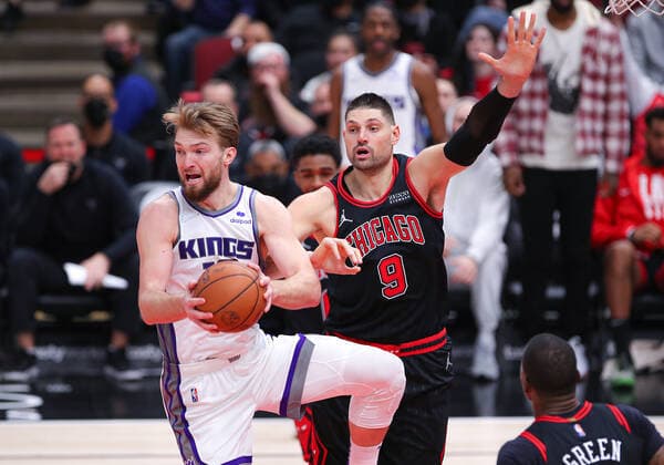 CHICAGO, IL - FEBRUARY 16: Sacramento Kings Center Domantas Sabonis (10) and Chicago Bulls center Nikola Vucevic (9) in action during a NBA, Basketball Herren, USA game between the Sacramento Kings and the Chicago Bulls on February 16, 2022 at the United Center in Chicago, IL. (Photo by Melissa Tamez Icon Sportswire) NBA: FEB 16 Kings at Bulls Icon22021633