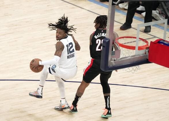 Portland Trailblazers Ben McLemore defends Memphis Grizzlies Ja Morant (L) during a NBA, Basketball Herren, USA game at FedEx Forum in Memphis, Tennessee, USA, 16, February 2022. Portland Trailblazers at Memphis Grizzlies !ACHTUNG: NUR REDAKTIONELLE NUTZUNG!  Copyright: xKARENxPULFERxFOCHTx AME6443 20220217-3d1b46fa799ac43ce15e69b8610de287a5dd4750