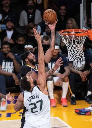 Anthony Davis 3 of the Los Angeles Lakers puts up a layup past Rudy Gobert 27 of the Utah Jazz during the NBA, Basketball Herren, USA game between Los Angeles Lakers and Utah Jazz, at Crypto.com Arena in Los Angeles, California, United States, 16 February 2022. Los Angeles Lakers vs. Utah Jazz !ACHTUNG: NUR REDAKTIONELLE NUTZUNG!  Copyright: xJavierxRojasx AME6438 20220217-16b5806a0198cc0c21820ddd2aba3c5f72c601af