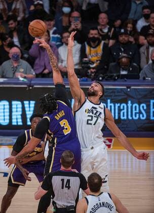 Anthony Davis (L-up) of the Los Angeles Lakers wins the tipoff over Rudy Gobert (R-up) of the Utah Jazz during a NBA, Basketball Herren, USA game at Crypto.com Arena in Los Angeles, California, United States, 16 February 2022. Los Angeles Lakers vs. Utah Jazz !ACHTUNG: NUR REDAKTIONELLE NUTZUNG!  Copyright: xJavierxRojasx AME6467 20220217-070c327ccf309176274b31eedea8c10643757316