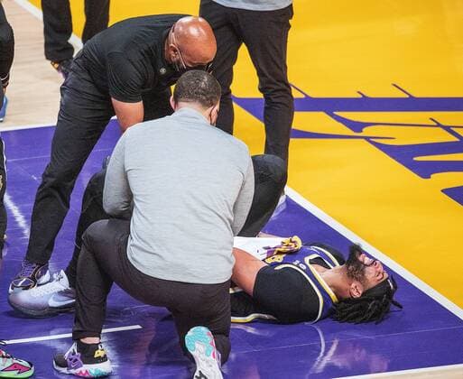 Anthony Davis (R) of the Los Angeles Lakers receives medical attention after an ankle injury during a NBA, Basketball Herren, USA game against the Utah Jazz at Crypto.com Arena in Los Angeles, California, United States, 16 February 2022. Los Angeles Lakers vs. Utah Jazz !ACHTUNG: NUR REDAKTIONELLE NUTZUNG!  Copyright: xJavierxRojasx AME6460 20220217-48bbafa0d5147721e06317f4626b43a9919f6344