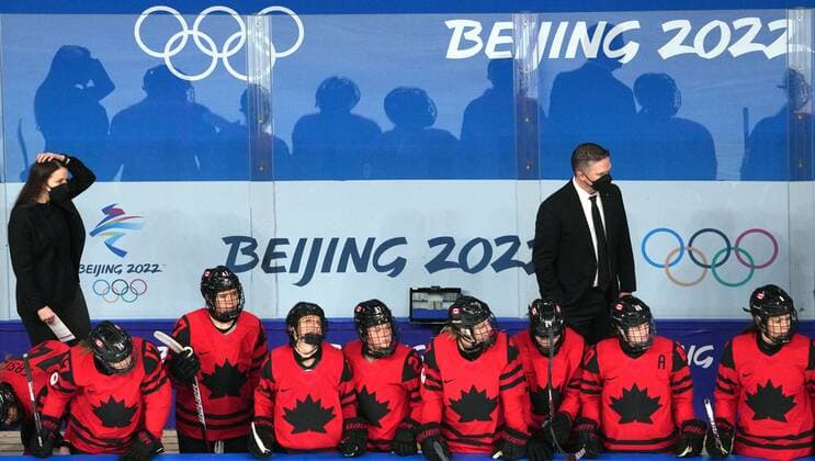 China Olympics 2022 Ice hockey, Eishockey Women Canada - US 8117703 17.02.2022 Canada s head coach Troy Ryan stands behind players on the bench during the women s ice hockey gold medal match of the Beijing 2022 Winter Olympic Games, Olympische Spiele, Olympia, OS between Canada and the United States at Wukesong Sports Centre in Beijing, China. Alexander Vilf Sputnik Beijing China  Copyright: xAlexanderxVilfx