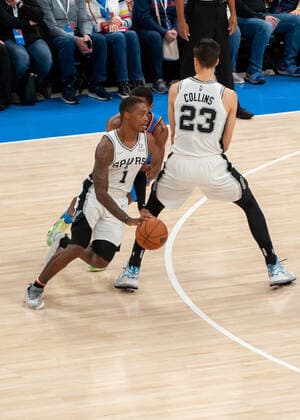 OKLAHOMA CITY, OK - FEBRUARY 16: San Antonio Spurs Lonnie Walker (1) making a move towards the basket versus Oklahoma City Thunder on February 16, 2022, at the Paycom Center in Oklahoma City, Oklahoma. (Photo by Torrey Purvey Icon Sportswire) NBA, Basketball Herren, USA FEB 16 Spurs at Thunder Icon190721030958