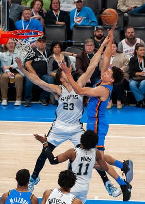 OKLAHOMA CITY, OK - FEBRUARY 16: Oklahoma City Thunder Isaiah Roby (22) attempting a shot while San Antonio Spurs Zach Collins (23) plays defense on February 16, 2022, at the Paycom Center in Oklahoma City, Oklahoma. (Photo by Torrey Purvey Icon Sportswire) NBA, Basketball Herren, USA FEB 16 Spurs at Thunder Icon190721030959
