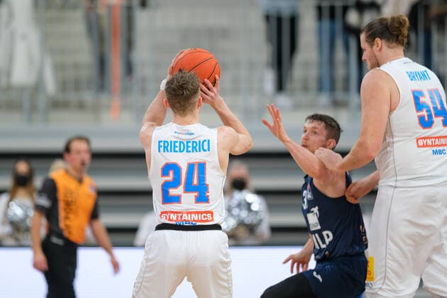 Vincent Friederici (Syntainics MBC, 24) im Zweikampf mit Leon Friederici (MLP Academics Heidelberg, 30), MLP Academics Heidelberg vs. Syntainics MBC, Basketball, easyCredit Bundesliga, 22.Spieltag, Saison 2021 2022, 16.02.2022, MLP Academics Heidelberg vs. Syntainics MBC, Basketball, easyCredit Bundesliga, 22.Spieltag, Saison 2021 2022, 16.02.2022, Heidelberg Copyright: xEibner-Pressefotox EP_EER