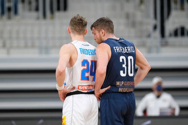 Vincent Friederici (Syntainics MBC, 24) und Leon Friederici (MLP Academics Heidelberg, 30), MLP Academics Heidelberg vs. Syntainics MBC, Basketball, easyCredit Bundesliga, 22.Spieltag, Saison 2021 2022, 16.02.2022, MLP Academics Heidelberg vs. Syntainics MBC, Basketball, easyCredit Bundesliga, 22.Spieltag, Saison 2021 2022, 16.02.2022, Heidelberg Copyright: xEibner-Pressefotox EP_EER