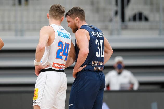 Vincent Friederici (Syntainics MBC, 24) und Leon Friederici (MLP Academics Heidelberg, 30), MLP Academics Heidelberg vs. Syntainics MBC, Basketball, easyCredit Bundesliga, 22.Spieltag, Saison 2021 2022, 16.02.2022, MLP Academics Heidelberg vs. Syntainics MBC, Basketball, easyCredit Bundesliga, 22.Spieltag, Saison 2021 2022, 16.02.2022, Heidelberg Copyright: xEibner-Pressefotox EP_EER
