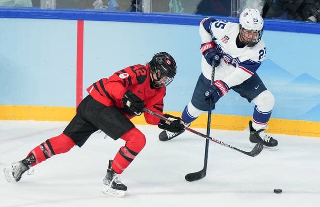 (220217) -- BEIJING, Feb. 17, 2022 -- Claire Thompson (L) of Canada competes during the Ice hockey, Eishockey women s gold medal game of Beijing 2022 Winter Olympics between Canada and the United States at Wukesong Sports Centre in Beijing, capital of China, Feb. 17, 2022. ) (BEIJING2022)CHINA-BEIJING-OLYMPIC Winter games, Winterspiele,Spiele, Summer games ICE HOCKEY-WOMEN S GOLD MEDAL GAME-CAN VS USA (CN) MengxYongmin 