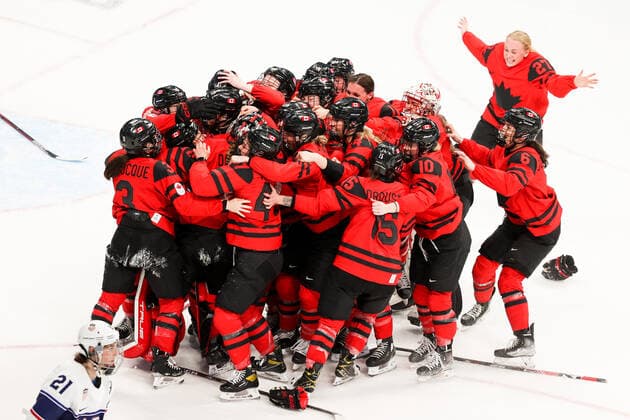 BEIJING, CHINA - FEBRUARY 17, 2022: Members of the Canadian women s Ice hockey, Eishockey team celebrate victory over the US in their gold medal match at the Wukesong Arena as part of the 2022 Winter Olympic Games, Olympische Spiele, Olympia, OS Canada won 3-2. Sergei Bobylev TASS  TS123B7A