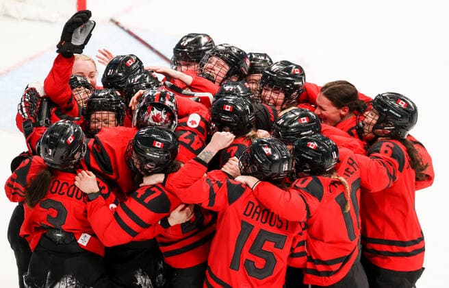 BEIJING, CHINA - FEBRUARY 17, 2022: Members of the Canadian women s Ice hockey, Eishockey team celebrate victory over the US in their gold medal match at the Wukesong Arena as part of the 2022 Winter Olympic Games, Olympische Spiele, Olympia, OS Canada won 3-2. Sergei Bobylev TASS  TS123B8E