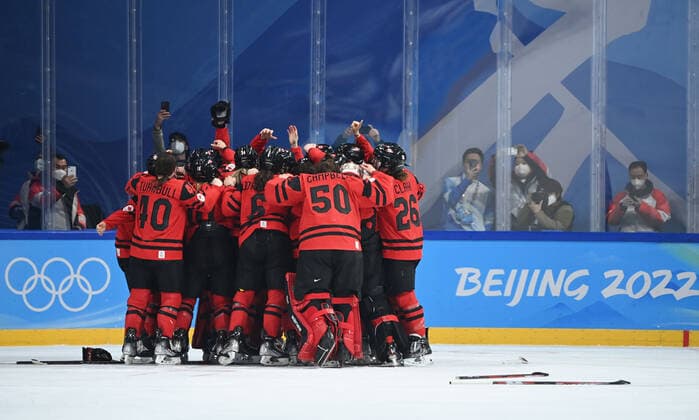 (220217) -- BEIJING, Feb. 17, 2022 -- Athletes of Canada celebrate after the Ice hockey, Eishockey women s gold medal game of Beijing 2022 Winter Olympics between Canada and the United States at Wukesong Sports Centre in Beijing, capital of China, Feb. 17, 2022. ) (BEIJING2022)CHINA-BEIJING-OLYMPIC Winter games, Winterspiele,Spiele, Summer games ICE HOCKEY-WOMEN S GOLD MEDAL GAME-CAN VS USA (CN) HuangxZongzhi 