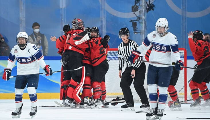 (220217) -- BEIJING, Feb. 17, 2022 -- Athletes of Canada celebrate after the Ice hockey, Eishockey women s gold medal game of Beijing 2022 Winter Olympics between Canada and the United States at Wukesong Sports Centre in Beijing, capital of China, Feb. 17, 2022. ) (BEIJING2022)CHINA-BEIJING-OLYMPIC Winter games, Winterspiele,Spiele, Summer games ICE HOCKEY-WOMEN S GOLD MEDAL GAME-CAN VS USA (CN) HuangxZongzhi 