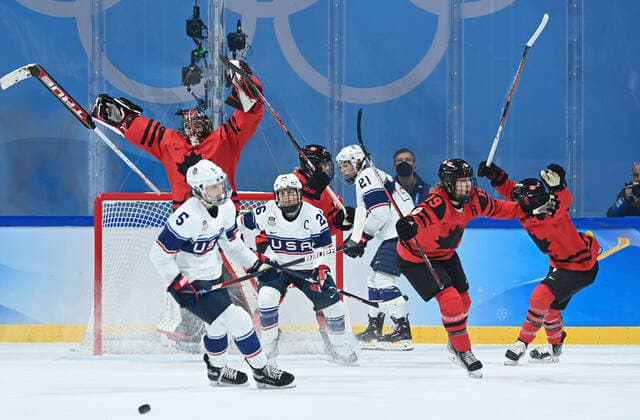 (220217) -- BEIJING, Feb. 17, 2022 -- Athletes of Canada celebrate after the Ice hockey, Eishockey women s gold medal game of Beijing 2022 Winter Olympics between Canada and the United States at Wukesong Sports Centre in Beijing, capital of China, Feb. 17, 2022. ) (XHTP)(BEIJING2022)CHINA-BEIJING-OLYMPIC Winter games, Winterspiele,Spiele, Summer games ICE HOCKEY-WOMEN S GOLD MEDAL GAME-CAN VS USA (CN) HuangxZongzhi 
