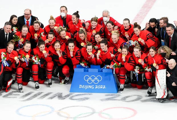 BEIJING, CHINA - FEBRUARY 17, 2022: Members of the Canadian women s Ice hockey, Eishockey team pose for a group picture with their gold medals during a victory ceremony after their match against the US at the Wukesong Arena as part of the 2022 Winter Olympic Games, Olympische Spiele, Olympia, OS Canada won 3-2. Sergei Bobylev TASS  TS123BB9