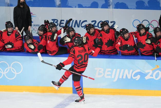 (220217) -- BEIJING, Feb. 17, 2022 -- Athletes of team Canada react during the Ice hockey, Eishockey women s Gold medal game of Beijing 2022 Winter Olympics between Canada and the United States at Wukesong Sports Centre in Beijing, capital of China, Feb. 17, 2022. ) (XHTP)(BEIJING2022)CHINA-BEIJING-OLYMPIC Winter games, Winterspiele,Spiele, Summer games ICE HOCKEY-WOMEN S GOLD MEDAL GAME-CAN VS USA (CN) MengxYongmin 