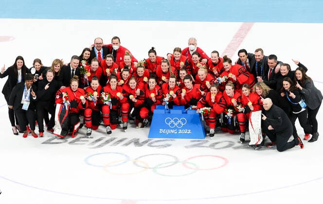 Sport Bilder des Tages BEIJING, CHINA - FEBRUARY 17, 2022: Members of the Canadian women s Ice hockey, Eishockey team pose for a group picture with their gold medals during a victory ceremony after their match against the US at the Wukesong Arena as part of the 2022 Winter Olympic Games, Olympische Spiele, Olympia, OS Canada won 3-2. Sergei Bobylev TASS  TS123BBC