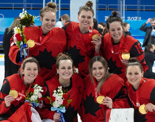 February 17, 2022, BEIJING, HEBEI, China: Wukesong Sports Centre: Ice hockey, Eishockey ¢â‚¬WomenÃ¢â‚¬â ¢s GOLD match USA vs Canada. CANADAÃ¢â‚¬â ¢S team MEMBERS show off their GOLD medals after the win. BEIJING China - ZUMAa35_ 20220217_zaf_a35_018 Copyright: xDanielxA.xAndersonx