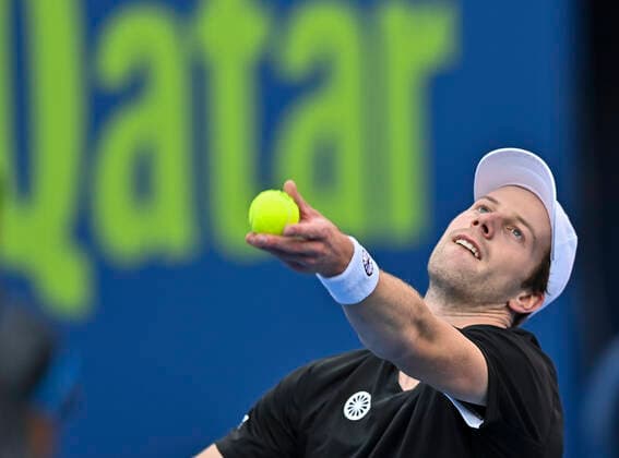 (220217) -- DOHA, Feb. 17, 2022 -- Botic Van De Zandschulp of the Netherlands serves during the second round of ATP, Tennis Herren Qatar Open Tennis match against Marin Cilic of Croatia at the Khalifa International Tennis Complex in Doha, capital of Qatar, Feb. 16, 2022. (Photo by Xinhua) (SP)QATAR-DOHA Table tennis, Tischtennis ATP QATAR OPEN-SECOND ROUND Nikku 