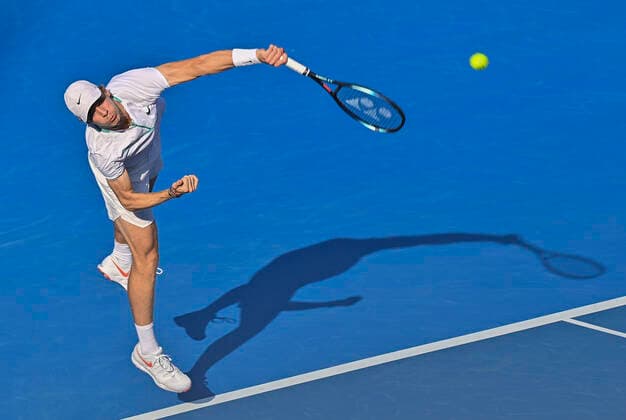 (220217) -- DOHA, Feb. 17, 2022 -- Denis Shapovalov of Canada serves during the second round of ATP, Tennis Herren Qatar Open Tennis match against Alex Molcan of Slovakia at the Khalifa International Tennis Complex in Doha, capital of Qatar, Feb. 16, 2022. (Photo by Xinhua) (SP)QATAR-DOHA Table tennis, Tischtennis ATP QATAR OPEN-SECOND ROUND Nikku 