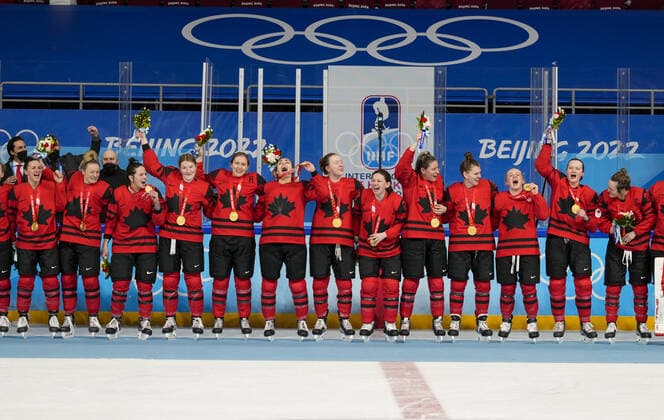 Team Canada players celebrate after winning the gold medal in thheir Women s Ice hockey, Eishockey Gold Medal match against USA at the Wukesong sports center at the Beijing 2022 Winter Olympics on Thursday, February 17, 2022.  OLY20220217252 PaulxHanna