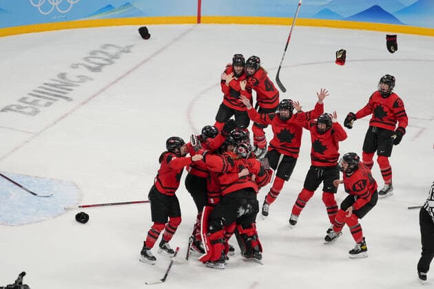 Team Canada players celebrate winning the gold medal in their Women s Ice hockey, Eishockey Gold Medal match against the USA at the Wukesong sports center at the Beijing 2022 Winter Olympics on Thursday, February 17, 2022.  OLY20220217255 PaulxHanna
