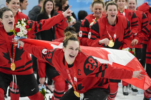 Canada forward Marie-Philip Poulin 29 celebrares with team-mates after winning the gold medal in their Women s Ice hockey, Eishockey Gold Medal match against the USA at the Wukesong sports center at the Beijing 2022 Winter Olympics on Thursday, February 17, 2022.  OLY20220217258 PaulxHanna