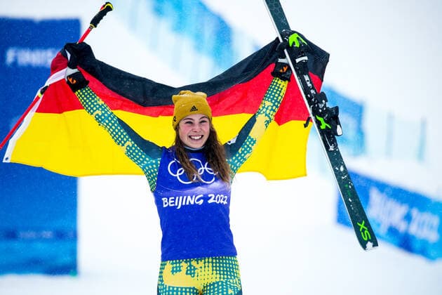 Sport Bilder des Tages OLYMPICS - Winter Olympic Games, Olympische Spiele, Olympia, OS Beijing 2022 ZHANGJIAKOU,CHINA,17.FEB.22 - OLYMPICS, FREESTYLE SKIING - Winter Olympic Games Beijing 2022, Ski Cross, ladies. Image shows the rejoicing of Daniela Maier (GER). Keywords: flag.  GEPAxpictures xMaticxKlansek