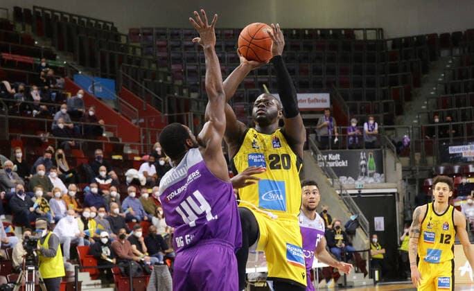 Ludwigsburg , Basketball easycredit BBL Bundesliga . MHP Riesen Ludwigsburg vs. BG Göttingen , von links: Kamar Baldwin ( Götti ) Rawle Alkins ( Riesen )