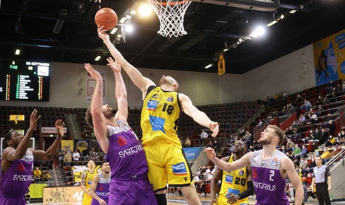 Ludwigsburg , Basketball easycredit BBL Bundesliga . MHP Riesen Ludwigsburg vs. BG Göttingen , von links: Harper Kamp ( Götti ) Jonas Wohlfarth-Bottermann ( Riesen )