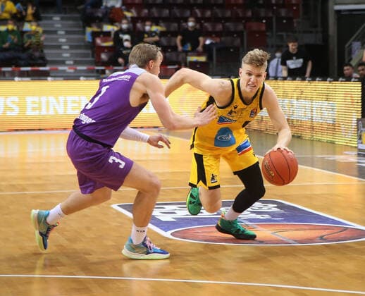 V.li. Haralf frey (Göttingen), Johannes Patrick (Riesen) . MHP Riesen Ludwigsburg vs.BG Göttingen . Basketball-Bundesliga 2021-2022. Ludwigsburg , GER, 16.02.2022,