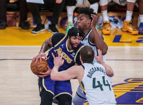 February 16, 2022, Los Angeles, California, USA: Anthony Davis 3 of the Los Angeles Lakers tries to get past Utah Jazz defenders during their NBA, Basketball Herren, USA game on Wednesday February 16, 2022 at Crypto.com Arena in Los Angeles, California. Lakers defeat Jazz, 106-101. PI Los Angeles USA - ZUMAp124 20220216_zaa_p124_032 Copyright: xJAVIERxROJASx