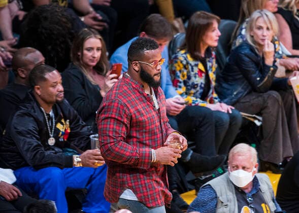 February 16, 2022, Los Angeles, California, USA: Super Bowl Champion Aaron Donald of the Los Angeles Rams attends the NBA, Basketball Herren, USA game between the Los Angeles Lakers and the Utah Jazz on Wednesday February 16, 2022 at Crypto.com Arena in Los Angeles, California. Lakers defeat Jazz, 106-101. PI Los Angeles USA - ZUMAp124 20220216_zaa_p124_042 Copyright: xJAVIERxROJASx