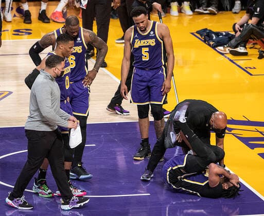 February 16, 2022, Los Angeles, California, USA: Anthony Davis 3 of the Los Angeles Lakers goes down in pain after injuring his ankle on an offensive rebound in the second quarter of their NBA, Basketball Herren, USA home game against the Utah Jazz on Wednesday February 16, 2022 at Crypto.com Arena in Los Angeles, California. PI Los Angeles USA - ZUMAp124 20220216_zaa_p124_049 Copyright: xJAVIERxROJASx