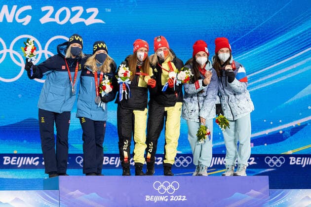 220217 Maja Dahlqvist and Jonna Sundling of Sweden, Katharina Hennig and Victoria Carl of Germany and Yulia Stupak and Natalia Nepryaeva of ROC (Russia) at the medal ceremony for women s cross-country skiing team sprint during day 13 of the 2022 Winter Olympics on February 17, 2022 in Zhangjiakou. Photo: Vegard Grott BILDBYRAN kod VG JM0291 bbeng Olympic Games, Olympische Spiele, Olympia, OS olympics winter olympics os ol olympiska spel vinter-os olympiske leker peking peking 2022 beijing 2022 beijing 2022 olympic games beijing 2022 winter olympic games peking-os beijing-ol vinter-ol medaljceremoni medaljeseremoni sprint teamsprint sverige tyskland ryssland Copyright: VEGARDxGRoTT BB220217VG003