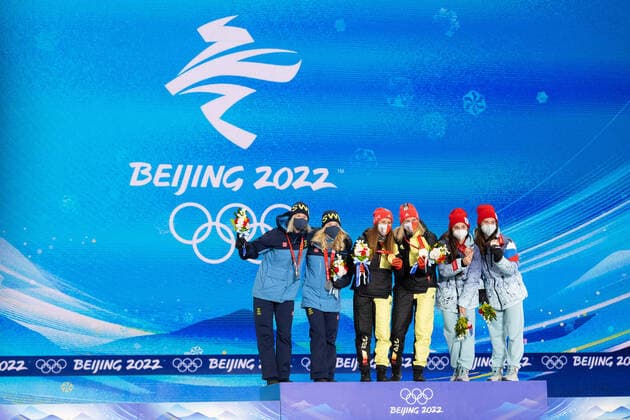 220217 Maja Dahlqvist and Jonna Sundling of Sweden, Katharina Hennig and Victoria Carl of Germany and Yulia Stupak and Natalia Nepryaeva of ROC (Russia) at the medal ceremony for women s cross-country skiing team sprint during day 13 of the 2022 Winter Olympics on February 17, 2022 in Zhangjiakou. Photo: Vegard Grott BILDBYRAN kod VG JM0291 bbeng Olympic Games, Olympische Spiele, Olympia, OS olympics winter olympics os ol olympiska spel vinter-os olympiske leker peking peking 2022 beijing 2022 beijing 2022 olympic games beijing 2022 winter olympic games peking-os beijing-ol vinter-ol medaljceremoni medaljeseremoni sprint teamsprint sverige tyskland ryssland Copyright: VEGARDxGRoTT BB220217VG004