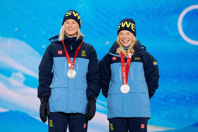 220217 Maja Dahlqvist and Jonna Sundling of Sweden with their silver medals at the medal ceremony for women s cross-country skiing team sprint during day 13 of the 2022 Winter Olympics on February 17, 2022 in Zhangjiakou. Photo: Vegard Grott BILDBYRAN kod VG JM0291 bbeng Olympic Games, Olympische Spiele, Olympia, OS olympics winter olympics os ol olympiska spel vinter-os olympiske leker peking peking 2022 beijing 2022 beijing 2022 olympic games beijing 2022 winter olympic games peking-os beijing-ol vinter-ol medaljceremoni medaljeseremoni sprint teamsprint sverige silver jubel Copyright: VEGARDxGRoTT BB220217VG005